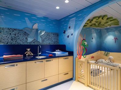 Kindgerechte Küche und Krippe mit Unterwasser-Wandmalerei in einem Hotelzimmer