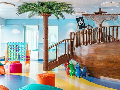 Bunter Hotelspielbereich mit Piratenschiff und Sitzkissen für Kinder