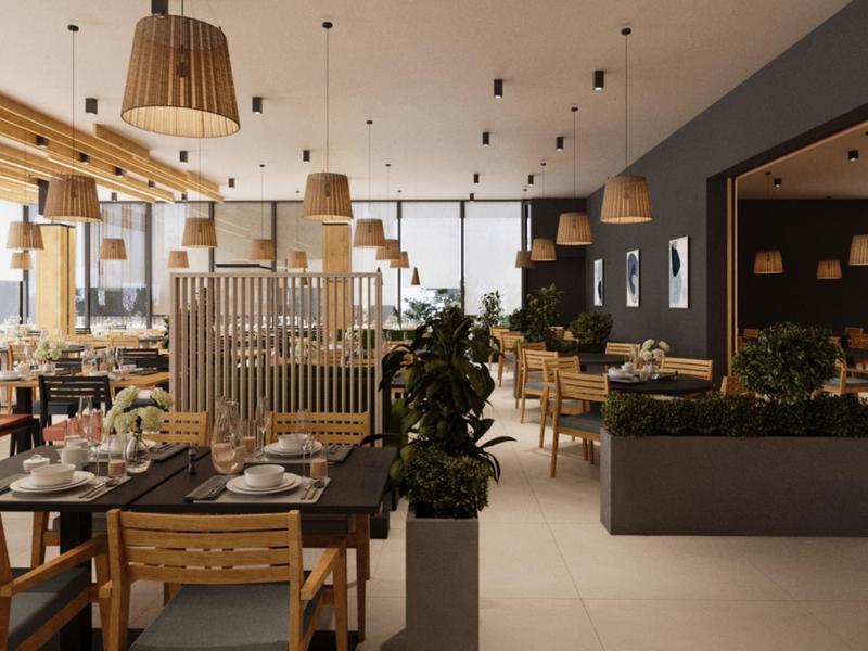 Moderní hotelová restaurace s dřevěným nábytkem, rostlinami a teplým osvětlením