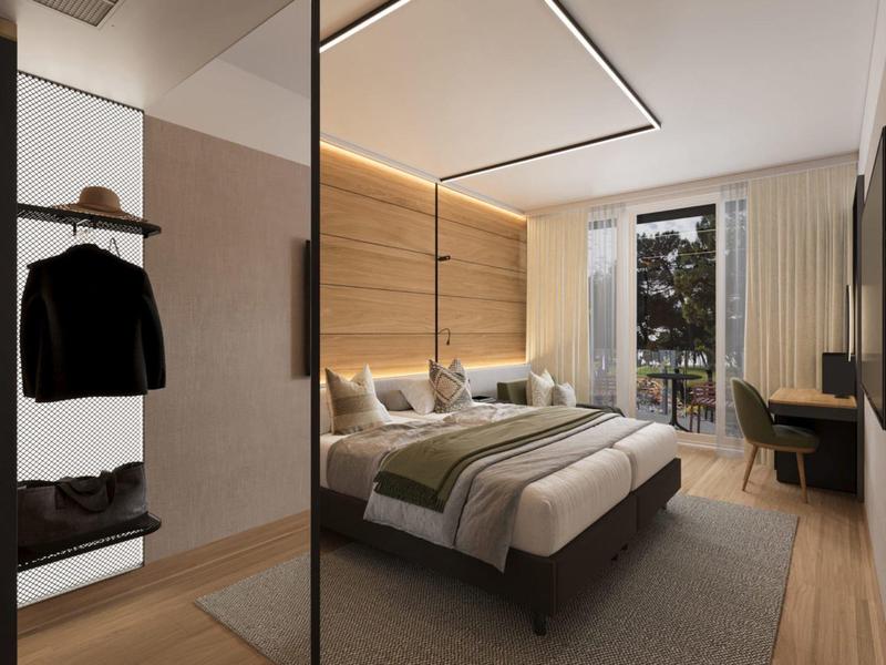 Elegantní hotelový pokoj s manželskou postelí, balkonem a moderním osvětlením.