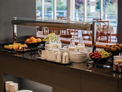 Buffet mit verschiedenen Speisen und Getränken in einem modernen Hotelrestaurant.