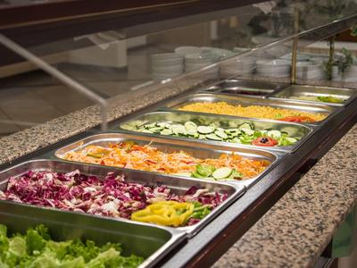 Buffet mit verschiedenen frischen Gemüsesorten in Metallbehältern in einem Hotelrestaurant