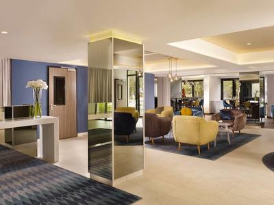 Elegancka przestrzeń lounge w hotelu z nowoczesnymi meblami i stylowym oświetleniem.