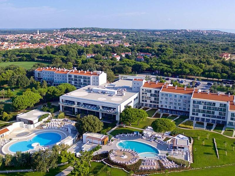 Widok z lotu ptaka dużego hotelu z wieloma basenami i terenami zielonymi na obszarze wiejskim.