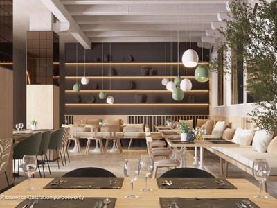 Een modern restaurantinterieur met houten tafels, groene stoelen en decoratieve lampen.