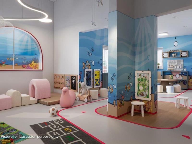 Světelná a barevná dětská herna v hotelu s posezením a hračkami.