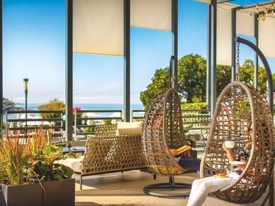 Terras met hangstoelen met uitzicht op de zee op een zonnige dag