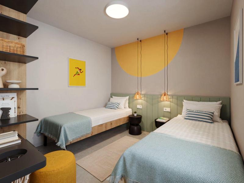 Chambre twin avec mobilier moderne, murs aux tons pastel et peinture au-dessus des lits.