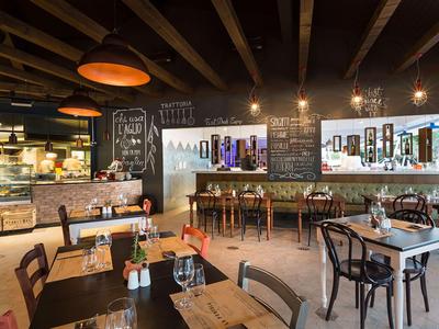 Modern café met houten meubels, verlichte schoolborden en gezellige sfeer