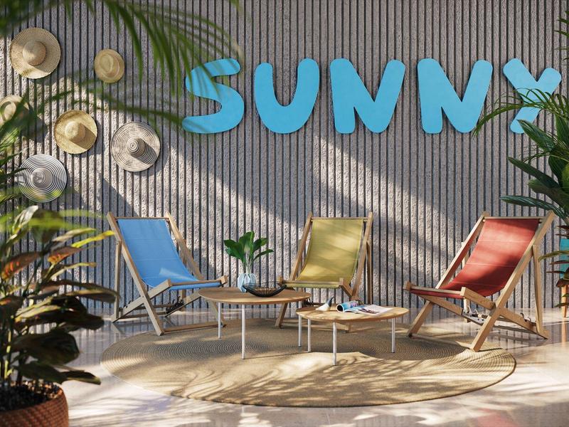 Gemütliche Terrasse mit bunten Stühlen, Pflanzen und blauer Schrift "SUNNY" an grauer Wand.