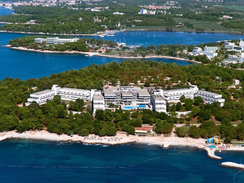 Gran complejo hotelero en la costa rodeado de bosque con acceso directo a la playa y al mar.