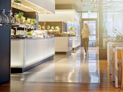 Jasno oświetlony obszar śniadaniowy z bufetem i osobą na końcu pokoju