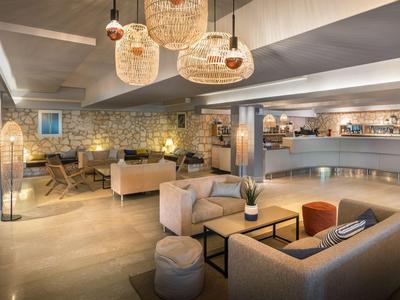 Moderní hotelová lounge s pohodlnými pohovkami, teplým osvětlením a stylovým dekorem.