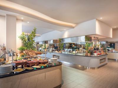 Buffet moderne et lumineux avec une large sélection de plats dans un restaurant d'hôtel.