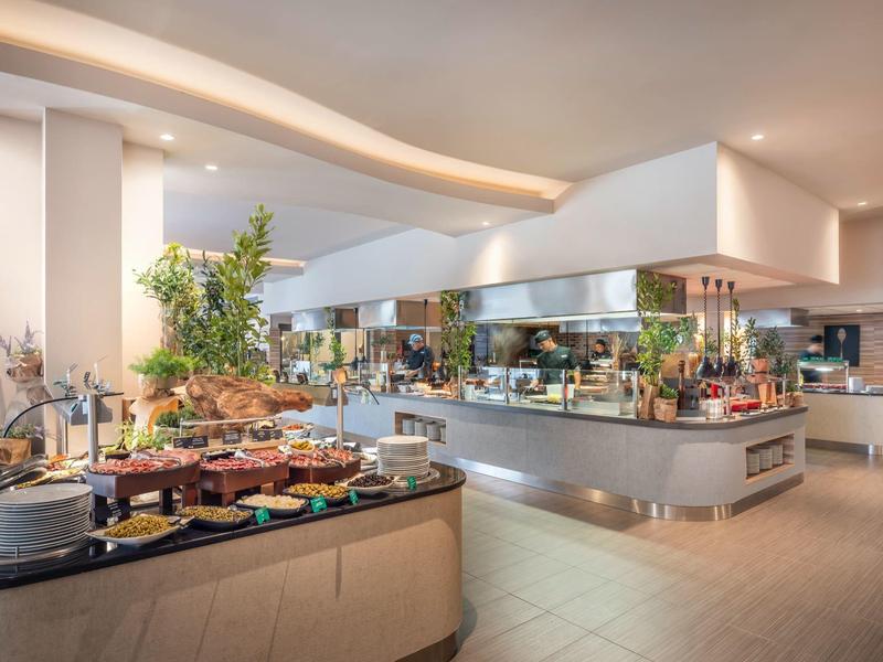 Buffet moderne et lumineux avec une large sélection de plats dans un restaurant d'hôtel.