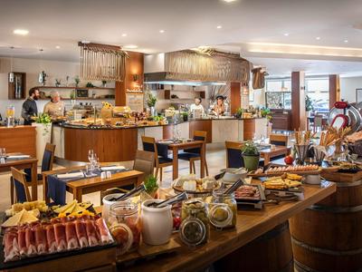 Een buffet met verschillende gerechten en dranken in een modern hotelrestaurant.