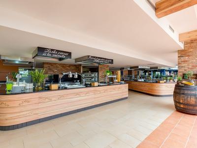 Modern buffet met houten balies en voedselaanbod in een lichte restaurant.