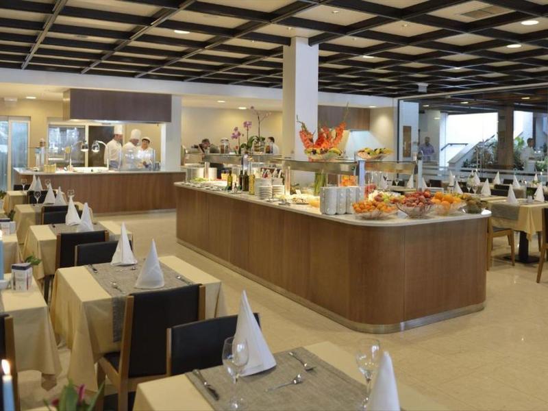 Restaurant moderne avec buffet et tables élégamment dressées dans un hôtel.