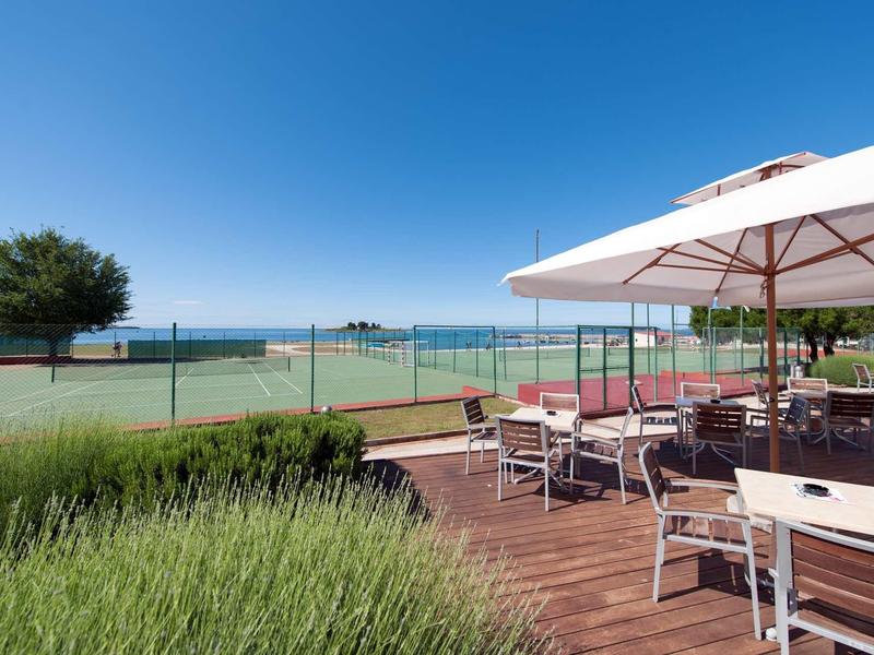 Taras z parasolami z widokiem na morze pod czystym niebem.