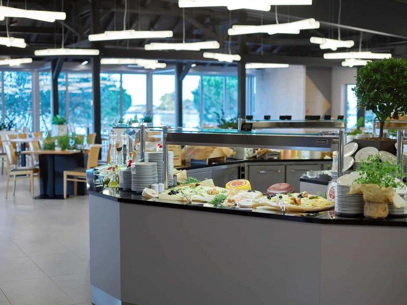 Strefa bufetu w nowoczesnej restauracji z świeżym jedzeniem i jasnym wnętrzem.