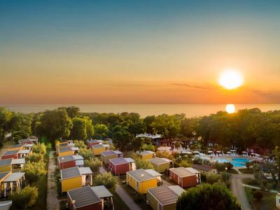Vista di un campeggio con case mobili al tramonto