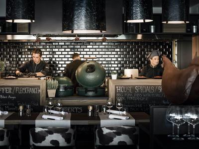 Moderne hotelbar met strak interieur, donkere tegels en stijlvolle zitplaatsen.