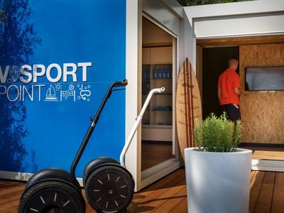 Modern entreegebied met blauwe muur en twee zwarte hoverboards