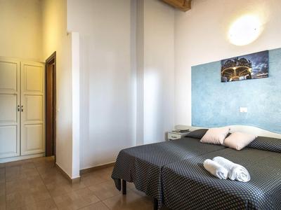 Chambre d'hôtel moderne avec un lit double, deux oreillers et des serviettes sur le lit.