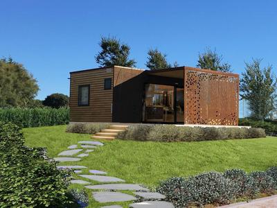 Nowoczesny mały domek z drewnianym i metalowym wzorem w zielonym ogrodzie pod niebieskim niebem.