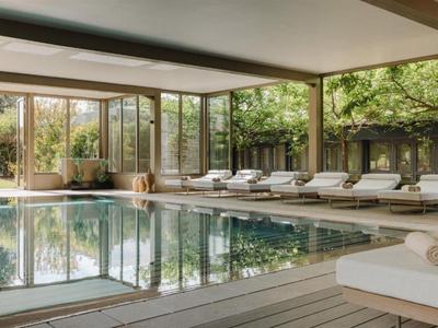 Basen kryty z dużymi oknami i leżakami w spokojnej części hotelu.