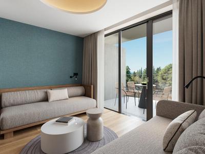 Modern woonkamer met banken, salontafel en toegang tot balkon met uitzicht op bomen.