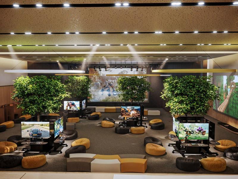 Moderne hotelkamer met meerdere tv's, comfortabele zitkussens en groene planten.