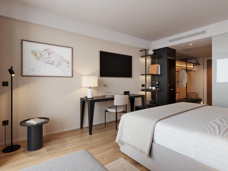 Modernes Hotelzimmer mit Doppelbett, Schreibtisch, Fernseher und stilvoller Beleuchtung.