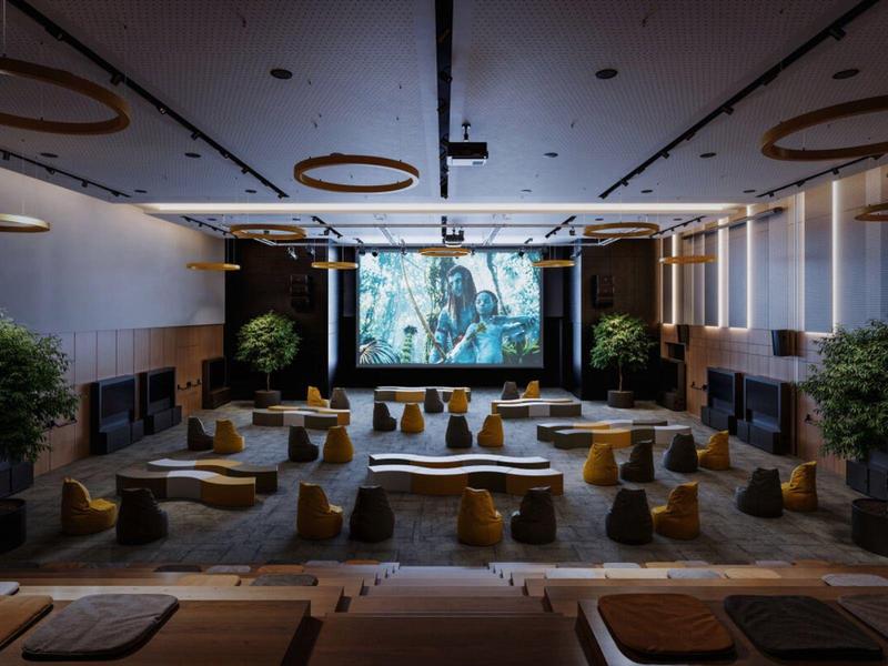 Modernes Heimkino mit komfortablen Sofas und großem Bildschirm in elegantem Raum.