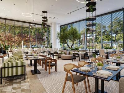 Jasna restauracja hotelowa z dużymi oknami, nowoczesnymi meblami i widokiem na drzewa na zewnątrz.