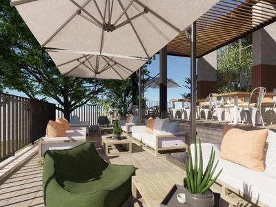 Nowoczesny taras z wygodnymi sofami, parasolem i roślinami w naturalnym otoczeniu.