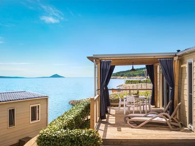 Terrazza di una casa mobile moderna con vista mare e cielo azzurro