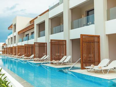 Moderner Hotelpool mit Liegestühlen und Privatsphärenbereichen, klare Linien, helle Farben.