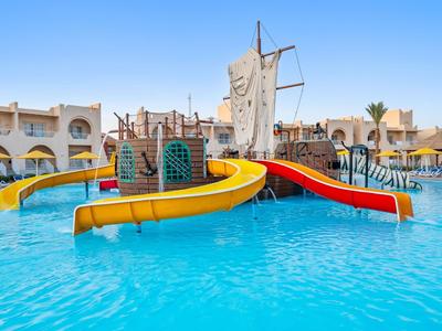 Bunter Wasserspielplatz mit Rutschen in einem Hotelpool unter klarem Himmel.