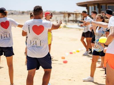 Groupe de personnes en plein air jouant à un jeu de ballon de plage.