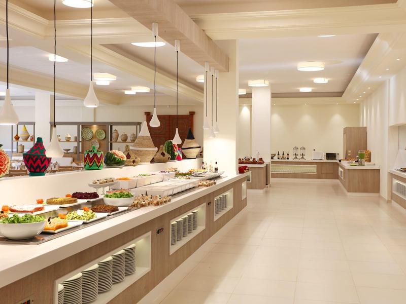 Světlá bufetová stanice s různými jídly v moderní jídelně.