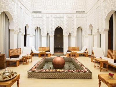 Světlé nádvoří s arabským designem, centrální fontánou a sezením v hotelu.