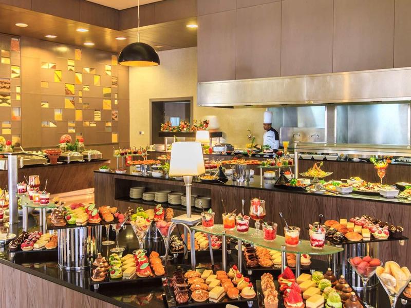 Bufet s širokým výběrem předkrmů a svačinek v moderní restauraci.