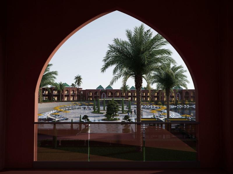 Vista attraverso una finestra ad arco di una piscina e palme in un resort durante il tramonto.