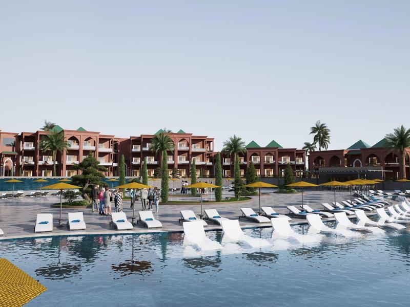 Grande piscina dell'hotel con lettini, palme e edificio alberghiero su più piani sullo sfondo.