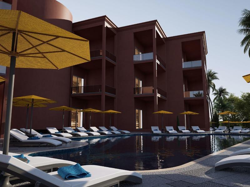 Area piscina di un hotel moderno con lettini e ombrelloni gialli al crepuscolo.