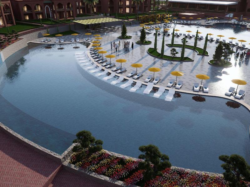 Grande piscina dell'hotel con lettini e ombrelloni in un ampio spazio esterno.