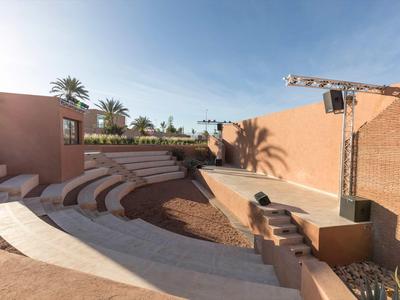 Amfiteátr pod širým nebem s kruhovým sezením pod slunečnou oblohou.