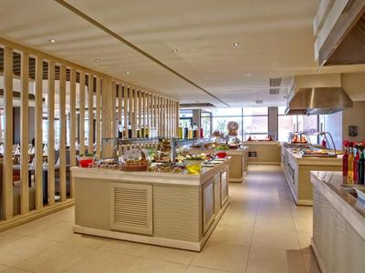 Jasne bufet z różnorodnymi potrawami w nowoczesnej jadalni.