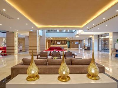 Modern hotel lobby area with cozy sofas and stylish decorations.